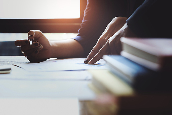 포토 JPG 해외이미지 라이프스타일 손 비즈니스 탁자 함께함 들기 신체부위 사무실 펜 가리킴 업무 소프트포커스 문서 해외포토 가구 컨셉 모션 촬영기법 사람 손짓 생활 필기구 작업 파일형식 이미지허브