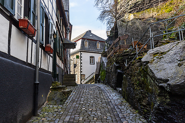 포토 JPG 해외이미지 나무 식물 유럽 도로 여행 겨울 건축양식 자연 하늘 산 거리 사람없음 야외 건물 강 조약돌 도시 역사 오솔길 땅 좁은 구시가지 해외포토 건축물 계절 건축 나라 길 교통시설 돌_바위 생태계 파일형식 이미지허브