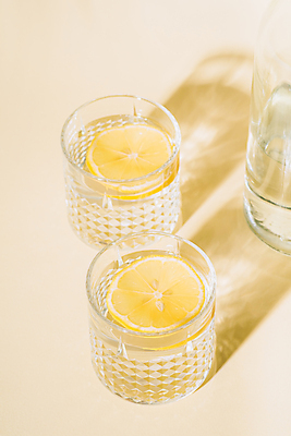 포토 JPG 해외이미지 유리병 잔 그림자 사람없음 물 투명 레몬 슬라이스 베이지색배경 해외포토 자연요소 식기 백그라운드 과일 병_용기 베이지색 파일형식 이미지허브