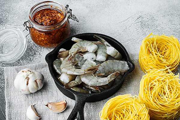 포토 JPG 해외이미지 식재료 회색배경 새우 실내 사람없음 프라이팬 통마늘 파스타면 생새우 해외포토 백그라운드 주방용품 어패류 파스타 마늘 갑각류 내부 회색 면류 파일형식 이미지허브