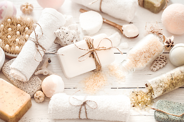 포토 JPG 해외이미지 유리병 사람없음 수건 흰색 원형 오브젝트 스파용품 나무숟가락 바디케어 브러쉬빗 수제비누 입욕제 입욕소금 해외포토 도형 컬러 병_용기 위생용품 숟가락 스파 미용용품 소금 비누 파일형식 이미지허브