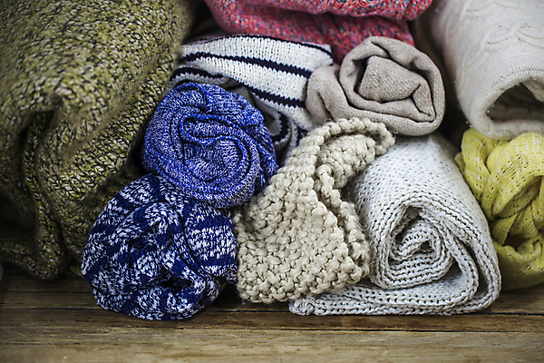 포토 JPG 해외이미지 라이프스타일 디자인 옷 백그라운드 컨셉 겨울 패턴 탁자 주택 실내 따뜻함 사람없음 목재 장식 컬러풀 유행 쌓기 침묵 방 추위 시골 직물 거친 뜨개질 수집 스웨터 질감 부드러움 짜임 수공예 양모 저지 접기 핸드메이드 뜨개옷 스타일 안락 해외포토 나무 계절 컬러 가구 상의 무늬 재료 모션 취미 내부 건물 생활 소리 감각 공예 파일형식 이미지허브