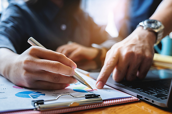 포토 JPG 해외이미지 손 여자 남자 비즈니스 들기 상반신 성인 두명 앞모습 노트북 사무실 펜 가리킴 업무 문서 서류판 성인만 해외포토 뷰포인트 모션 사람 손짓 신체부위 전자제품 필기구 사무용품 작업 파일형식 이미지허브