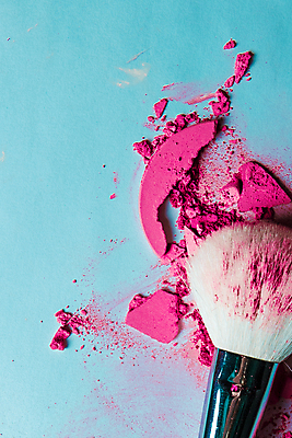 포토 JPG 해외이미지 분홍색 사람없음 뷰티 손상 붓 화려 파란배경 아이섀도 해외포토 컬러 백그라운드 컨셉 파란색 화장품 파일형식 이미지허브