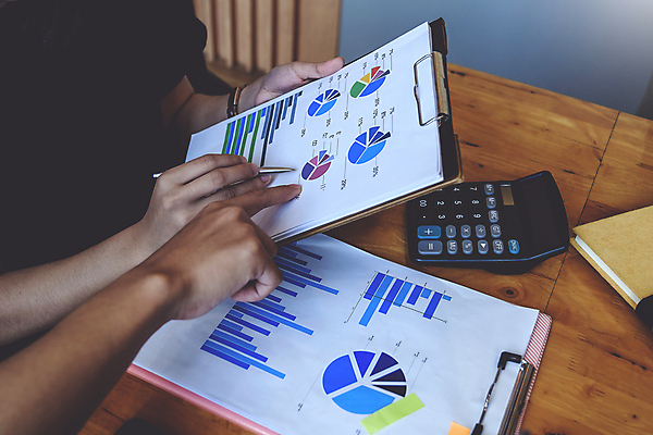 포토 JPG 해외이미지 손 비즈니스 그래프 들기 신체부위 사무실 펜 가리킴 업무 책상 문서 서류판 해외포토 가구 모션 사람 손짓 필기구 사무용품 작업 파일형식 이미지허브