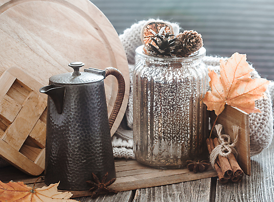 포토 JPG 해외이미지 리본 낙엽 겨울 주전자 유리병 실내 사람없음 묶기 오브젝트 솔방울 감성 노끈 시나몬스틱 팔각회향 해외포토 계절 줄 컨셉 잎 모션 주방용품 병_용기 내부 향신료 시나몬 파일형식 이미지허브