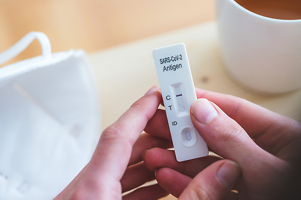 포토 JPG 해외이미지 손 실내 마스크 신체부위 자가진단 코로나바이러스 감염예방 진단키트 델타변이바이러스 오미크론 해외포토 의학 사람 내부 바이러스 사회이슈 예방 감염 파일형식 이미지허브