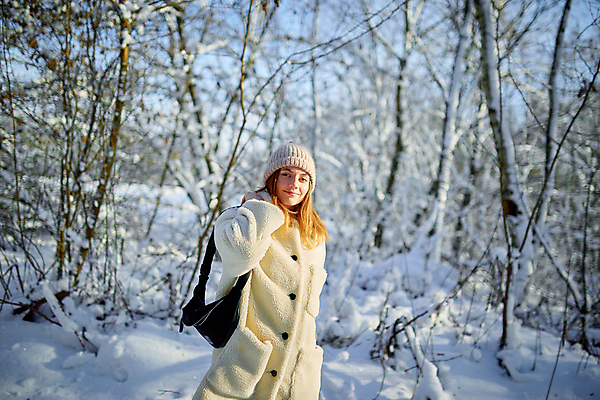 포토 JPG 해외이미지 응시 여자 행복 얼굴 조각 청소년 불꽃 휴식 따뜻함 관리 한명 미소 사람 가로 태양 목도리 활발 기쁨 립스틱 자유 코트 탐험 수확 흰색 눈송이 화려 미녀 흥분 리빙 블러 몽환 스타일 해외포토 자연요소 1 시선 잡화 감정 컬러 컨셉 농업 불 눈_날씨 표정 신체부위 화장품 외투 미인 파일형식 이미지허브