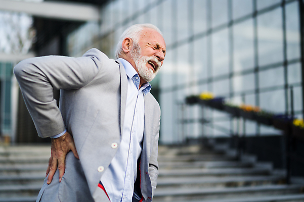 포토 JPG 해외이미지 노년 남자 건강 피곤 한명 사람 정장 야외 실버라이프 비즈니스맨 60대 경영자 업무과다 요통 노인남자한명만 해외포토 1 라이프스타일 옷 컨셉 비즈니스 성인 업무 직장인 리더 허리통증 남자한명만 노인남자만 파일형식 이미지허브