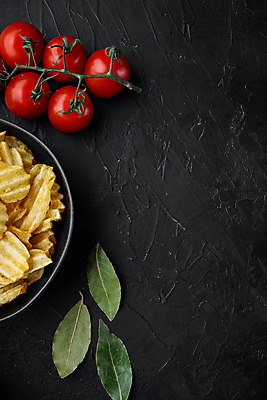 포토 JPG 해외이미지 방울토마토 검은배경 실내 사람없음 감자칩 월계수 해외포토 백그라운드 토마토 내부 과자 검은색 칩_음식 파일형식 이미지허브