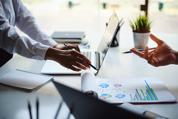 포토 JPG 해외이미지 손 비즈니스 들기 신체부위 노트북 사무실 연필 가리킴 업무 책상 문서 해외포토 가구 모션 학용품 사람 손짓 전자제품 필기구 작업 파일형식 이미지허브