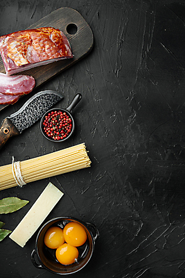 포토 JPG 해외이미지 식재료 검은배경 치즈 실내 사람없음 하이앵글 일렬 베이컨 식칼 날계란 스파게티면 파스타면 해외포토 뷰포인트 백그라운드 주방용품 유제품 파스타 돼지고기 내부 계란 검은색 면류 파일형식 이미지허브