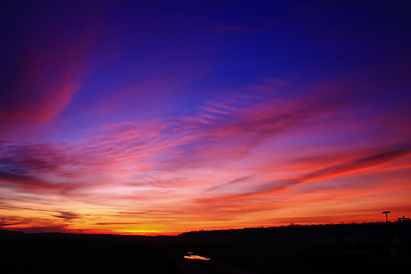 포토 JPG 해외이미지 구름 백그라운드 오렌지 자연 하늘 아침 풍경 사람없음 빨간색 여름 파란색 빛 컬러풀 노란색 일출 황혼 일몰 새벽 시골 야간 저녁 명상 웅장함 수평선 해외포토 주간 자연요소 계절 컬러 과일 노을 생태계 파일형식 이미지허브