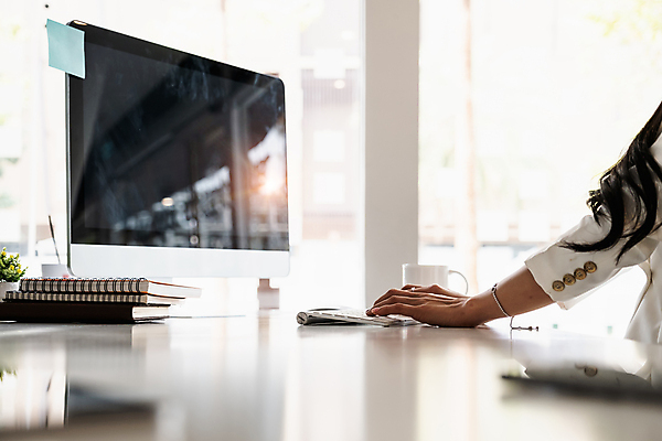 포토 JPG 해외이미지 손 여자 비즈니스 한명 상반신 옆모습 신체부위 사무실 모니터 업무 성인여자한명만 해외포토 1 뷰포인트 사람 컴퓨터 작업 여자한명만 성인여자만 파일형식 이미지허브