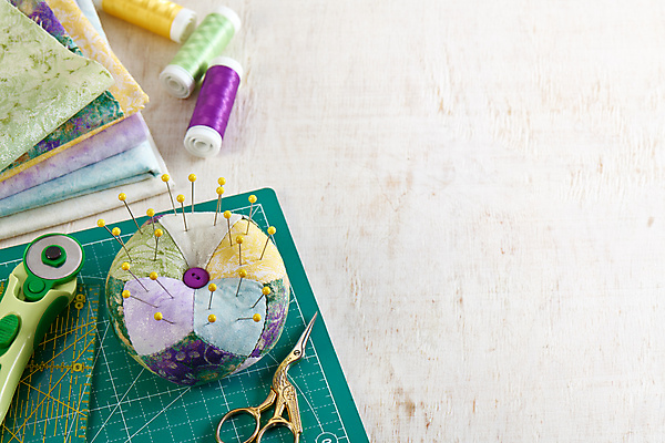 포토 JPG 해외이미지 조각 패턴 장신구 부분 자 취미 사람없음 쌓기 장비 매트 공구 직물 면 업무 칼날 실 바느질 자르기 묘사 오브젝트 날카로움 실타래 흙더미 수공예 커터 퀼트 핸드메이드 해외포토 무늬 모션 문구용품 흙 도구 작업 공예 파일형식 더미 이미지허브