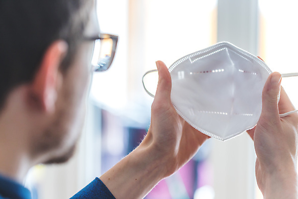 포토 JPG 해외이미지 남자 주택 건강 병원 가면 한명 안전 사람 건강관리 흰색 긴급 잡기 호흡기관 바이러스 호흡 보호 질병 예방 반대 돌봄 위생관리 사스 해외포토 1 컬러 컨셉 의학 모션 관리 건물 장기_의학 파일형식 이미지허브