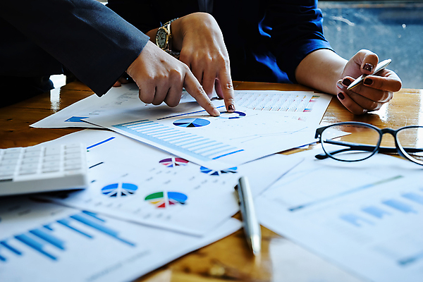 포토 JPG 해외이미지 손 안경 비즈니스 들기 사람 상반신 성인 두명 앞모습 신체부위 사무실 펜 가리킴 업무 문서 성인만 해외포토 잡화 뷰포인트 모션 손짓 필기구 작업 파일형식 이미지허브