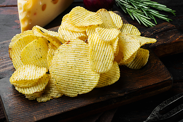 포토 JPG 해외이미지 실내 사람없음 감자칩 나무도마 나무배경 해외포토 백그라운드 도마 내부 목재 과자 칩_음식 파일형식 이미지허브