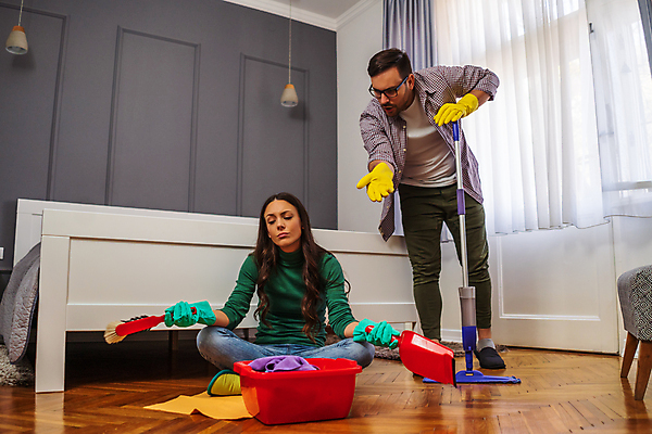 포토 JPG 해외이미지 직업 커플 응시 여자 남자 커플라이프 가구 남편 바닥 아파트 주택 실내 성인 내부 두명 방 직물 아내 작업 청소 서비스 닦기 청소부 말다툼 대걸레 성인만 해외포토 라이프스타일 시선 생활용품 관계 모션 사람 건물 청소도구 싸움 파일형식 이미지허브