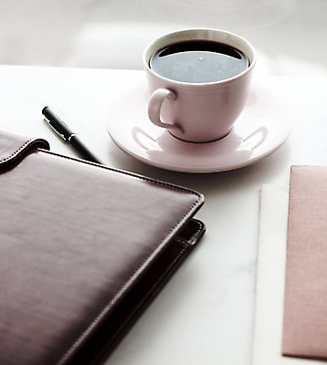 포토 JPG 해외이미지 백그라운드 사람없음 사무실 펜 공책 클래식 커피잔 가죽 컵받침 해외포토 커피 컨셉 비즈니스 문구용품 잔 필기구 받침대 파일형식 이미지허브