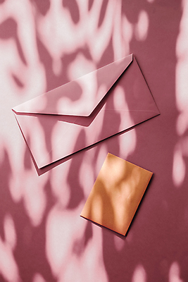 포토 JPG 해외이미지 종이 편지봉투 그림자 사람없음 햇빛 그늘 감성 연분홍색 카피스페이스 해외포토 분홍색 컨셉 봉투 태양 공백 편지 파일형식 이미지허브