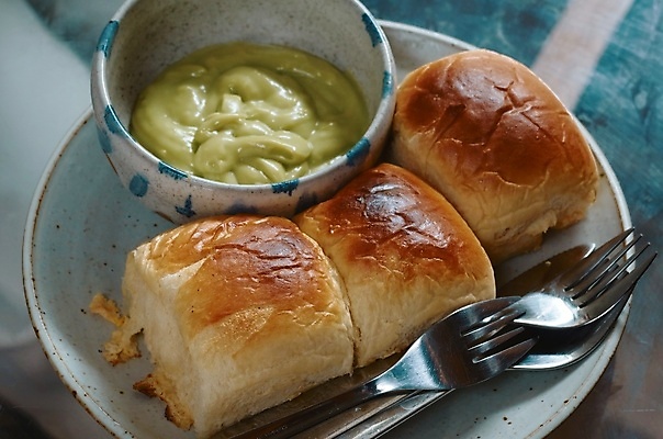 포토 JPG 해외이미지 전통 접시 음식 빵 백그라운드 디저트 요리 사람없음 초록색 세트 갈색 식사 흰색 달콤 맛 아침식사 냄새 부드러움 버터 점심식사 삶기 커스터드 페스츄리 핸드메이드 해외포토 식기 컬러 컨셉 감각 크림 파일형식 이미지허브