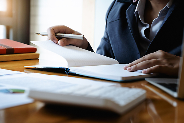 포토 JPG 해외이미지 여자 비즈니스 직장 한명 들기 상반신 성인 앞모습 책 사무실 펜 다이어리 업무 책상 성인여자한명만 해외포토 1 뷰포인트 가구 회사 모션 사람 필기구 사무용품 작업 여자한명만 성인여자만 파일형식 이미지허브