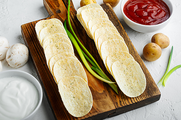 포토 JPG 해외이미지 실내 사람없음 흰배경 일렬 감자칩 나무도마 해외포토 백그라운드 도마 내부 목재 과자 흰색 칩_음식 파일형식 이미지허브