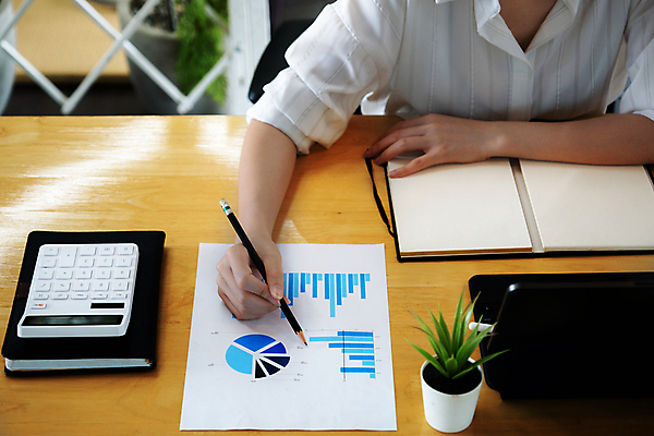 포토 JPG 해외이미지 여자 화분 비즈니스 그래프 한명 들기 상반신 성인 앞모습 사무실 연필 다이어리 계산기 가리킴 업무 문서 성인여자한명만 해외포토 1 뷰포인트 모션 문구용품 학용품 사람 손짓 필기구 사무용품 장비 작업 여자한명만 성인여자만 파일형식 이미지허브