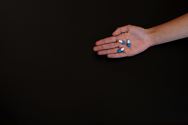 포토 JPG 해외이미지 스튜디오촬영 손 여자 백그라운드 손가락 검은배경 건강 병원 사람 성인 사람없음 신체부위 치료 가로 컬러풀 알약 약 우주 건강관리 검은색 공백 고통 의사 잡기 바이러스 질병 약국 처방 중독 조제 고립 돌봄 복용 치유 카피스페이스 해외포토 감정 컬러 의학 모션 실내 관리 의료진 만들기 파일형식 이미지허브