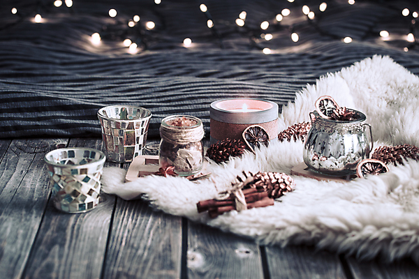 포토 JPG 해외이미지 겨울 초 잔 실내 사람없음 아웃포커스 오브젝트 솔방울 감성 건과일 나무탁자 알전구 해외포토 식기 계절 컨셉 과일 전구 탁자 건조 촬영기법 내부 파일형식 이미지허브