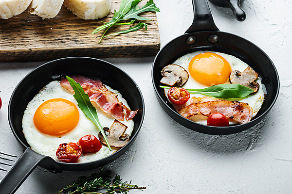 포토 JPG 해외이미지 음식 채소 방울토마토 사람없음 계란 버섯 프라이팬 계란프라이 계란요리 브런치 양송이 베이컨 해외포토 토마토 주방용품 돼지고기 요리 알 식사 파일형식 이미지허브