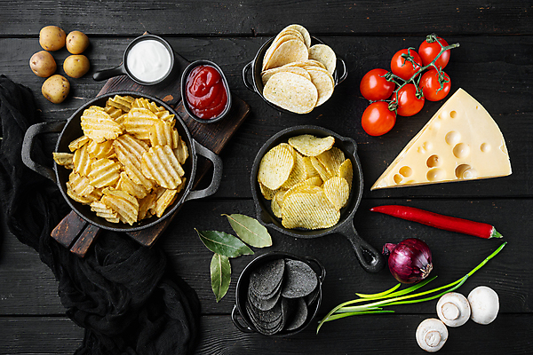 포토 JPG 해외이미지 식재료 방울토마토 검은배경 치즈 실내 사람없음 하이앵글 담기 감자칩 해외포토 뷰포인트 백그라운드 토마토 모션 유제품 내부 과자 검은색 칩_음식 파일형식 이미지허브