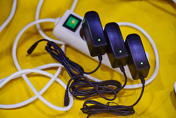 포토 JPG 해외이미지 선 조각 탁자 불 주택 안전 사람없음 스마트폰 힘 장비 에너지 전선 흰색 바 콘센트 플러그 코드 확대 보호 연결 위험 가득함 순환 철사 볼트 보호자 과부하 요금 전압 충전기 공급 많음 해외포토 자연요소 컬러 가구 컨셉 모션 건물 핸드폰 스마트기기 기계 공구 충전 파일형식 이미지허브