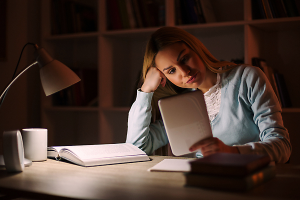 포토 JPG 해외이미지 응시 여자 생각 비즈니스 탁자 주택 한명 앉기 성인 책 태블릿 금발 독서 작업 비즈니스우먼 강의 무선전화기 업무과다 불만 성인여자한명만 해외포토 1 헤어스타일 시선 감정 가구 모션 사람 건물 전자제품 스마트기기 업무 직장인 전화기 여자한명만 성인여자만 파일형식 이미지허브