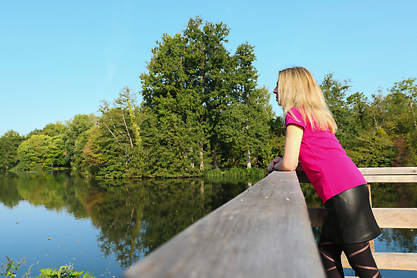 포토 JPG 해외이미지 백인 라이프스타일 응시 공원 여자 호수 분홍색 여행 포즈 자연 하늘 휴가 휴식 한명 서기 사람 성인 야외 물 강 치마 금발 뷰티 여행객 자유 고독 명상 혼자 해외포토 자연요소 서양인 1 헤어스타일 시선 공공시설 감정 컬러 컨셉 모션 하의 생활 생태계 파일형식 이미지허브