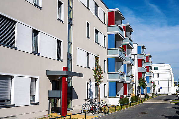 포토 JPG 해외이미지 나무 외관 공원 건축양식 하늘 부동산 아파트 주택 건설업 독일 사람없음 건물 파란색 맑음 고층빌딩 블록 발코니 도시 시장 재산 고급 땅 투자 콘도 베를린 연립주택 개발 공동주택 땅바닥 뮌헨 해외포토 식물 건축물 공공시설 건축 유럽 산업 컬러 컨셉 비즈니스 숙소 날씨 바닥 빌딩 금융 파일형식 이미지허브
