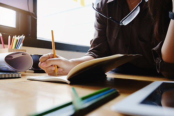 포토 JPG 해외이미지 여자 안경 비즈니스 직장 한명 들기 상반신 성인 앞모습 사무실 연필 자료 기록 업무 비즈니스우먼 성인여자한명만 해외포토 1 잡화 뷰포인트 회사 모션 학용품 사람 필기구 작업 직장인 여자한명만 성인여자만 파일형식 이미지허브