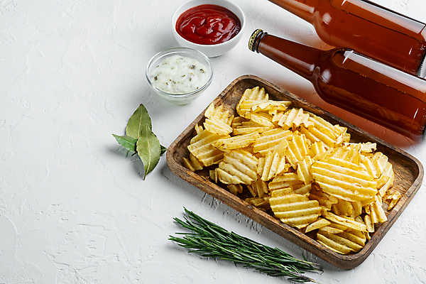 포토 JPG 해외이미지 실내 사람없음 흰배경 맥주병 로즈메리 감자칩 나무쟁반 월계수 해외포토 백그라운드 술병 맥주 쟁반 내부 목재 과자 흰색 칩_음식 허브 파일형식 이미지허브