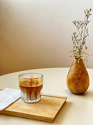 포토 JPG 해외이미지 꽃 커피 음료 음식 백그라운드 유리 탁자 아침 건강 사람없음 목재 컵 갈색 노란색 우유 흰색 시골 신선 뜨거움 차 달콤 맛 아침식사 설탕 내추럴 해외포토 주간 나무 식물 식기 컬러 가구 컨셉 재료 재질 유제품 식사 파일형식 이미지허브