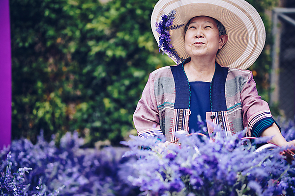 포토 JPG 해외이미지 라이프스타일 공원 여자 꽃 행복 밭 휴식 한명 동양인 야외 정원 은퇴 라벤더 옛날 해외포토 식물 1 공공시설 감정 컨셉 농업 사람 인종 생활 허브 파일형식 이미지허브