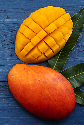 포토 JPG 해외이미지 나뭇잎 사람없음 하이앵글 달콤 파란배경 슬라이스 망고 해외포토 뷰포인트 백그라운드 잎 파란색 맛 열대과일 파일형식 이미지허브