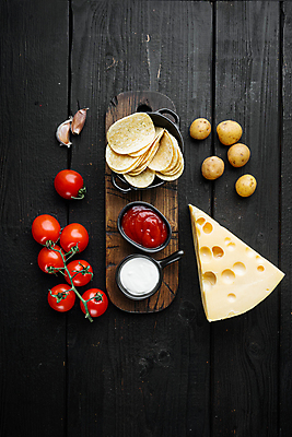 포토 JPG 해외이미지 방울토마토 검은배경 치즈 감자 실내 사람없음 하이앵글 소스 칩 감자칩 나무도마 해외포토 뷰포인트 백그라운드 토마토 채소 디저트 유제품 도마 내부 목재 과자 검은색 양념 칩_음식 파일형식 이미지허브