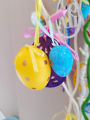 포토 JPG 해외이미지 전통 디자인 계절 꽃무늬 기념 실내 매달리기 사람없음 내부 장식 초록색 컬러풀 축제 페인트 봄 나뭇가지 축하 신용카드 우아함 닫기 부활절계란 내추럴 해외포토 나무 꽃 컬러 컨셉 무늬 모션 부활절 금융 계란 파일형식 이미지허브