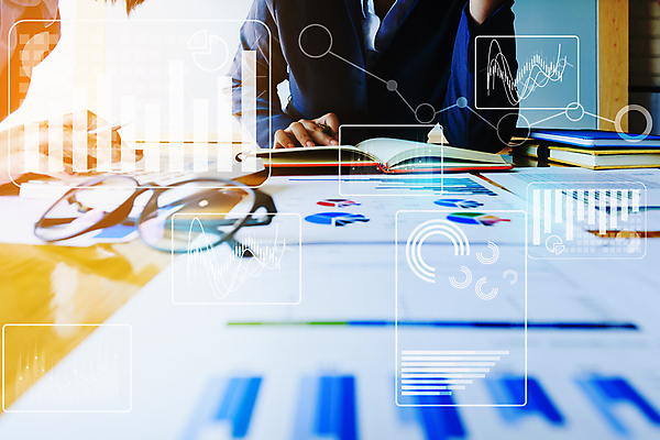 포토 JPG 해외이미지 남자 안경 비즈니스 그래프 한명 상반신 성인 앞모습 사무실 디지털 다이어리 업무 문서 성인남자한명만 해외포토 1 잡화 뷰포인트 사람 사무용품 작업 남자한명만 성인남자만 파일형식 이미지허브