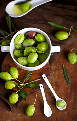 포토 JPG 해외이미지 잎 과일 사람없음 초록색 숟가락 허브 올리브 로즈메리 나무배경 해외포토 식물 열매 컬러 백그라운드 수저 파일형식 이미지허브