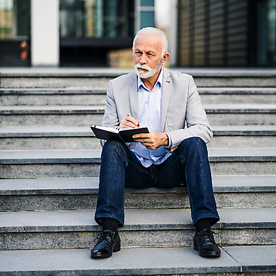 포토 JPG 해외이미지 응시 노년 남자 생각 한명 사람 앉기 정장 야외 실버라이프 계단 기록 비즈니스맨 60대 고민 경영자 배려 노인남자한명만 해외포토 1 라이프스타일 시선 옷 감정 비즈니스 모션 성인 직장인 리더 남자한명만 노인남자만 파일형식 이미지허브