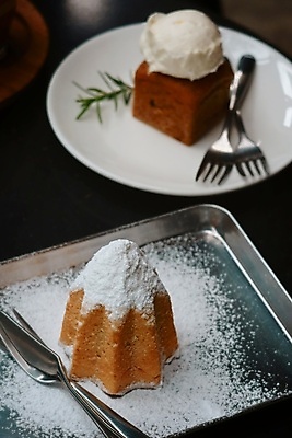 포토 JPG 해외이미지 접시 음식 빵 조각 백그라운드 탁자 디저트 치즈 요리 사람없음 목재 갈색 케이크 얼음 검은색 카페 빵집 흰색 신선 달콤 맛 아침식사 설탕 굽기 크림 페스츄리 핸드메이드 해외포토 자연요소 나무 식기 컬러 가구 컨셉 재료 유제품 상점 식사 구이 파일형식 이미지허브