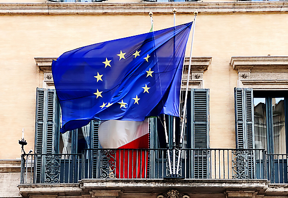 포토 JPG 해외이미지 외관 유럽 별 벽 여행 비즈니스 건축양식 창문 바람 사람없음 야외 건물 장식 금융 경제 파란색 이탈리아 유로 발코니 깃발 도시 로마 민주주의 심볼 대리석 깃대 커뮤니티 삼색 유럽연합 전국 정부 정치 경제학 해외포토 자연요소 건축물 교육 건축 나라 컬러 돈 재료 날씨 파일형식 이미지허브
