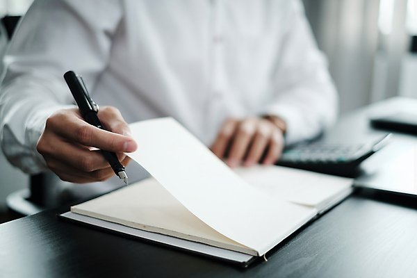 포토 JPG 해외이미지 남자 비즈니스 한명 들기 상반신 성인 옆모습 아웃포커스 사무실 펜 다이어리 잡기 업무 비즈니스맨 성인남자한명만 해외포토 1 뷰포인트 모션 촬영기법 사람 필기구 사무용품 작업 직장인 남자한명만 성인남자만 파일형식 이미지허브